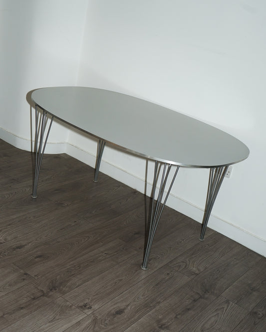 Super-Elliptical Dining Table – Fritz Hansen - in the corner shop