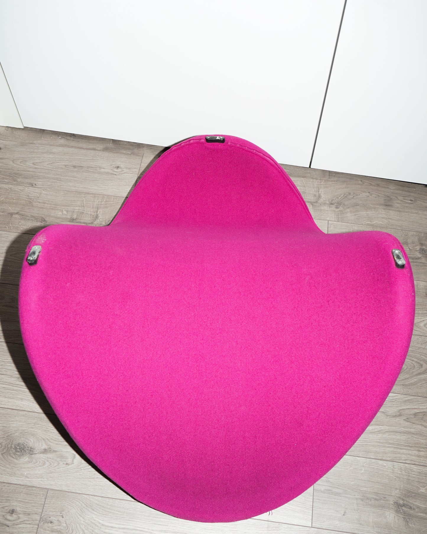 Pink Tongue Chair – Artifort